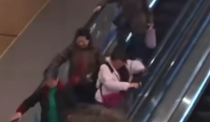 四川天府机场多名老人扶梯上逆行 机场：危险，发现会劝导制止