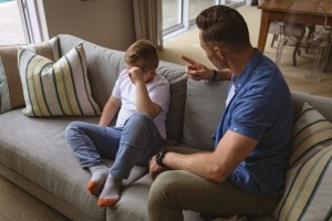 孩子沉迷手机不吃饭，父亲拿棍子管教!