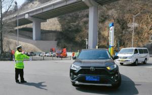 北京延庆警方守护游客平安 清明假期安全有序