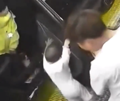洗车小哥拉开后车门带出小宝宝 网友：臂力惊人