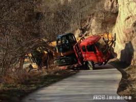 湖北一载2万斤橙子货车翻滚坠崖 司机轻伤幸无大碍