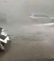湖南一地遇强对流 瓦房顶被冰雹砸烂 极端天气致多处受损