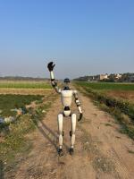 男子花16.9万买机器人回农村 科技与亲情的碰撞！