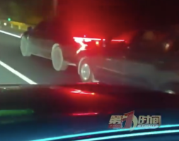 高速上2辆事故车首尾相连行驶