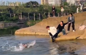 渠江水域落水孩子和母亲无大碍 几名女子合力拉母子上岸
