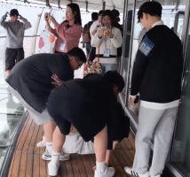 韩国中学生在上海观光廊大声打闹