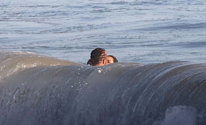 金·卡戴珊和汉密尔顿海边热吻被拍 甜蜜冲浪之旅大秀恩爱