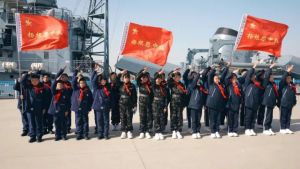 少年列队迎志愿军英烈回家 薪火相传英雄志