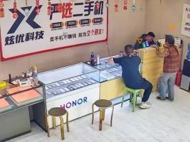 独臂师傅为老人免费修好亡子手机 暖心举动获橘子答谢