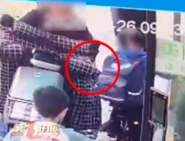 男孩骑车与老人发生剐蹭被推头摔倒：膝盖淤青，情绪受到影响