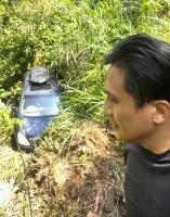 男子连人带车坠崖冷静自救毫发无伤 老司机的幸运与镇定