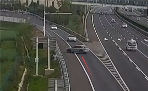 为给车充电 车主高速逆行冲进服务区 险象环生