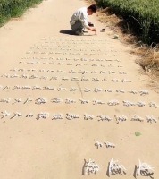 博主在地面创作“悬浮字” 网友：我从这里路过都害怕把字踢跑了