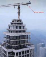 当地回应停工大楼塔吊陈旧配重石高悬 已拆除消隐患