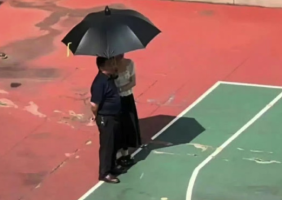 打个伞怎么了？女教师为年长男子撑伞被指讨好领导 校方：二人是父女关系
