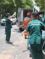 男子自驾奔丧撞树 被救时念叨想回家 悲痛中险酿悲剧