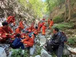 夫妻带娃徒步被困野山近100小时 任性探险代价高昂