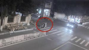 女子把电动摩托车当电动车骑被拦停 单车变摩托引发关注