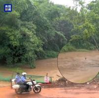 男子不慎滑入急流 民警逆游托举营救 生死瞬间默契救援