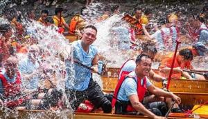 东莞龙舟赛阿婆激情助威燃爆全场 全民共庆传统佳节