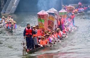 594岁盐步老龙又来泮塘探契仔了 广佛龙船情绵长