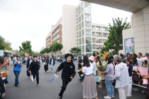 中考考点外女孩考完大声找妈 喜悦溢于言表