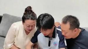 高考查分瞬间激动溢出屏幕 全家沸腾喜迎649分