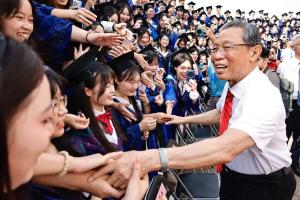 90岁钟南山现身广医毕业典礼 院士送花寄语毕业生