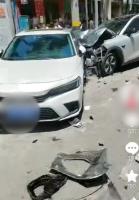 电动车骑手被困车下 众人抬车救人 女子不幸身亡