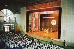 中学校长给老师披上“一被子”荣誉