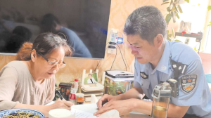 痛心！腹部被刺穿，民警张义文忍痛击落歹徒尖刀后不幸牺牲，被追授为优秀共产党员 40秒壮举铸就英雄魂