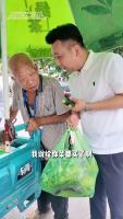 菜农被博主买下菜 回程车祸离世 善意款待引发争议