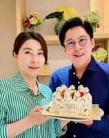郭晶晶手捧蛋糕为霍启刚庆47岁生日 低调恩爱羡煞旁人