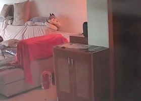 男子点香出门后家被烧妻子崩溃 消防提示：用火不离人离人必熄火