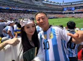 杨紫和爸爸现身世界杯决赛现场 网友：被杨紫的球场造型惊艳到了
