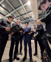 日防卫大臣照片被质疑拉腿修图 网民痛批其“作秀摆拍”：利用灾难博眼球