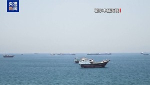 霍尔木兹海峡附近船只遇袭起火
