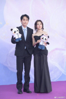 朱一龙张子枫同框走红毯 兄妹默契成焦点