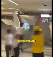 商场天花板局部坍塌 积水倾泻而出 破损区域正修缮