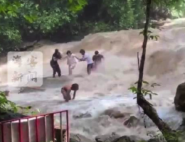 泰国一瀑布景区突发山洪 游客正拍照戏水被急流冲走