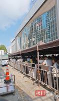 胖东来生活广场顾客更多了：7点就排队 闭店前人潮涌动