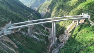 四川：一条路这样穿越大凉山 山腹中的筑路奇迹