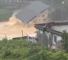 福建仙游县突发山洪，一栋三层民房被洪水冲垮，建筑残骸被卷走，整个过程仅数十秒，镇政府回应：房屋垮塌前居民已撤离，未造成人员伤亡