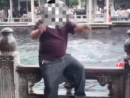 男子坐趵突泉护栏照相重心不稳落水 景区提醒游客：临水游玩时千万不要倚靠坐卧护栏