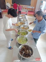 直击遂川泥石流村民安置点：200多位村民集中安置在民宿，午餐七菜一汤按需自取