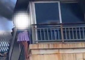 顶楼起火女子站窗边逃生坠下 高层火灾逃生引关注
