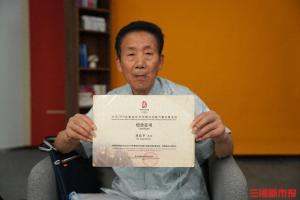 奥运火炬手康钦华追忆敬一丹 大拇指点亮希望