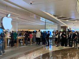 iPhone 18系列首发日走访 武汉门店排长队