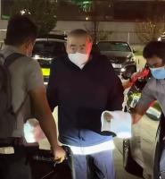 陈奕迅现身谭咏麟演唱会 低调听歌引关注