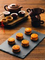 昆明市民排队两小时买月饼 老味道里的乡愁与牵挂